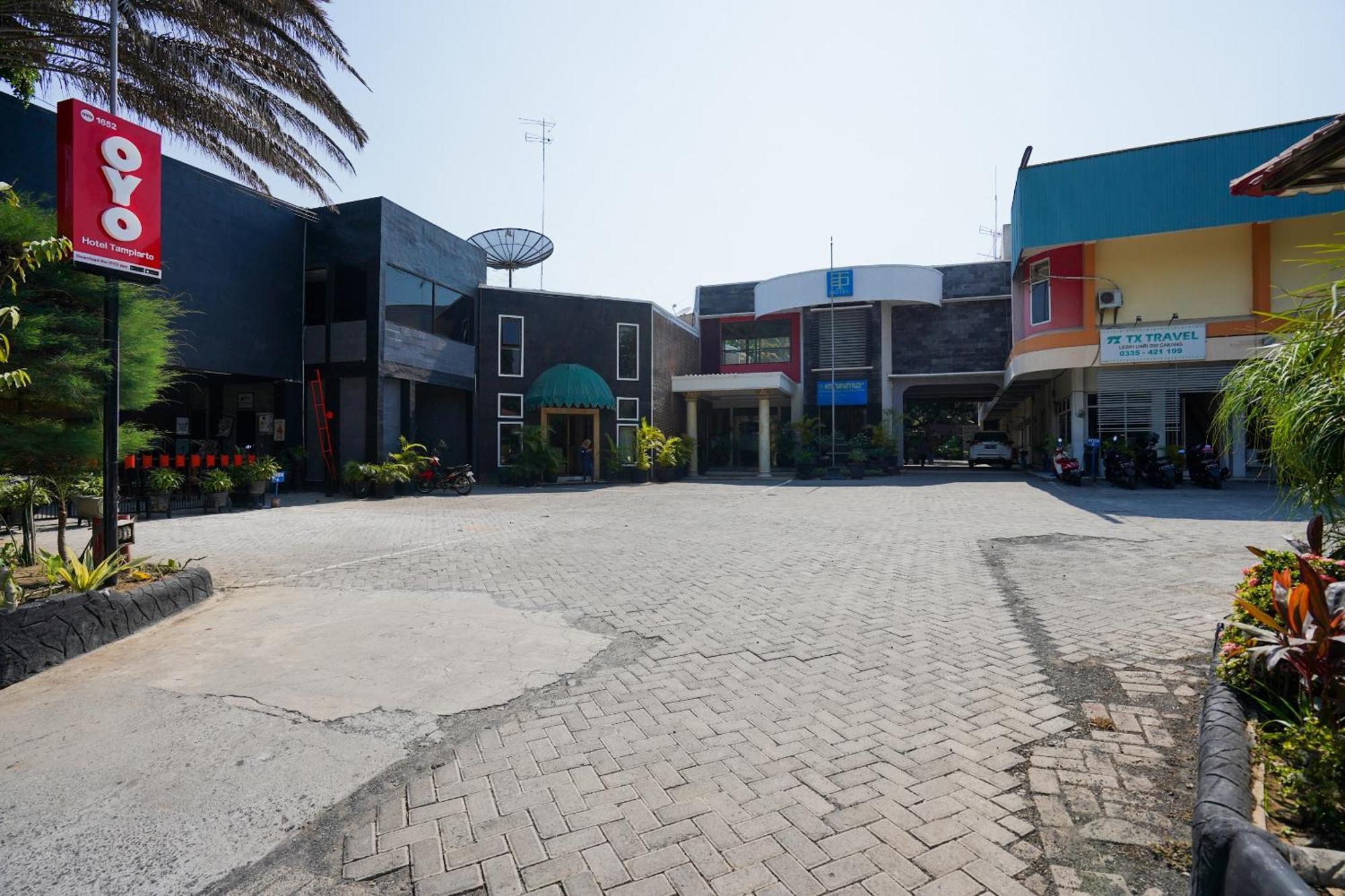 פרובולינגו Oyo 1652 Hotel Tampiarto מראה חיצוני תמונה